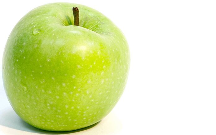 Karabuğday diyetinde izin verilen yiyeceklerin listesi elmaları içerir