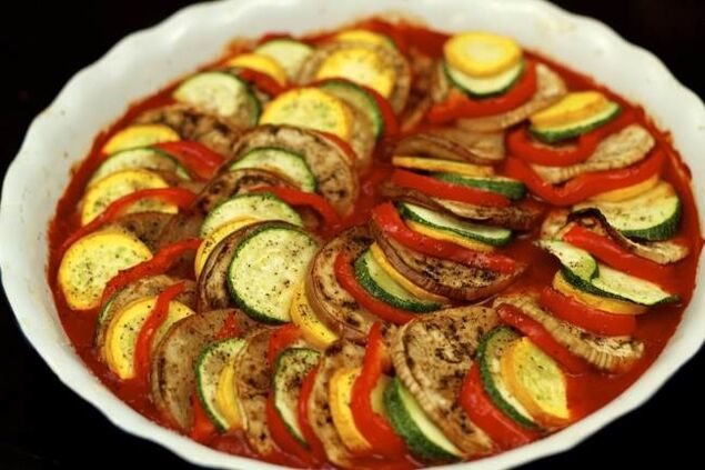 Dukan diyeti için ratatouille hazırlanması