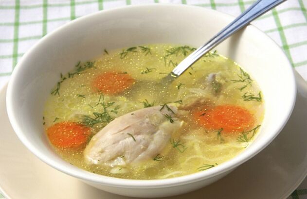 Dukan diyeti için tavuklu sebze çorbası hazırlama
