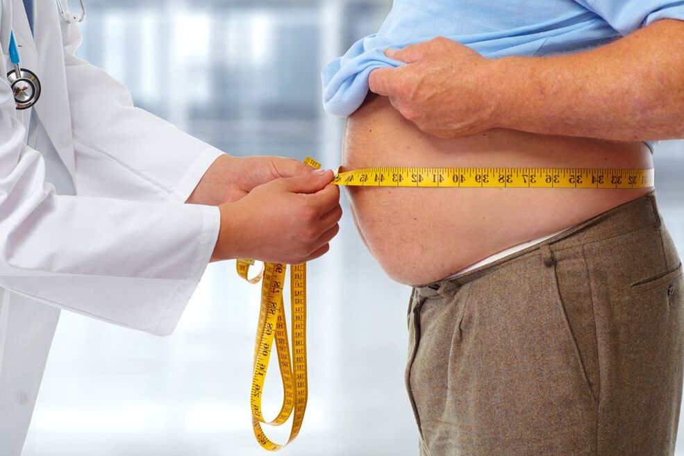 doktor diyette hastanın belini ölçer